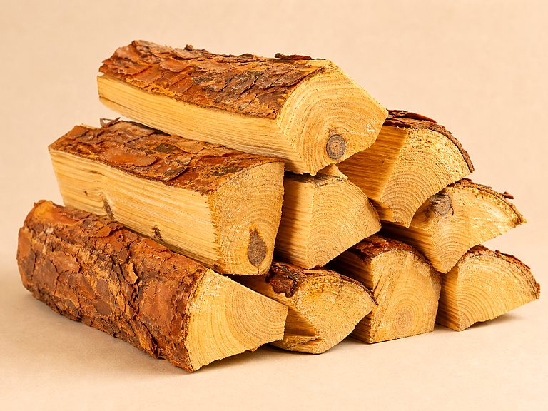 Сосновые дрова для растопки и уличных печей — общий вид партии